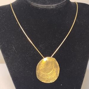 Vintage Crown Trifari Textured Gold Sea Shell Pendant Necklace